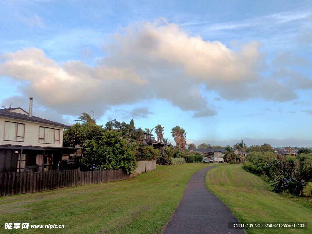 鄉(xiāng)村小徑旁的寧靜景致