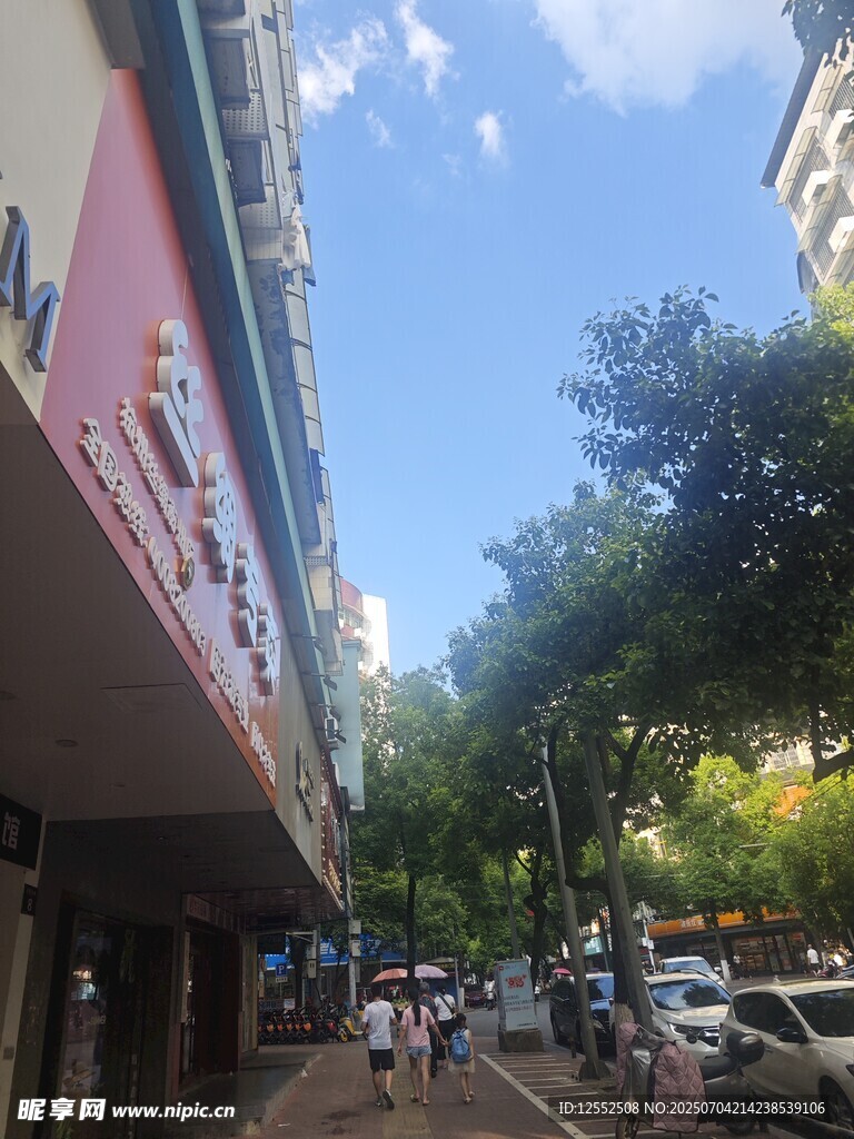 城市街道商鋪與行人景象
