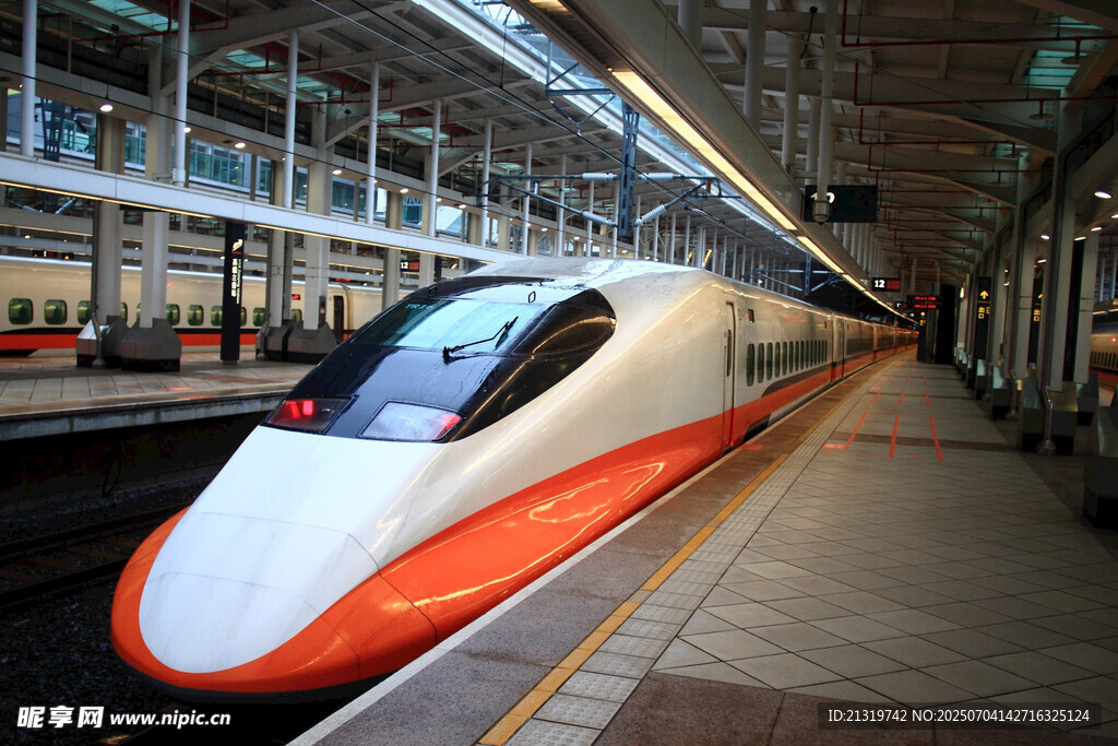 高速列車?？吭谡九_
