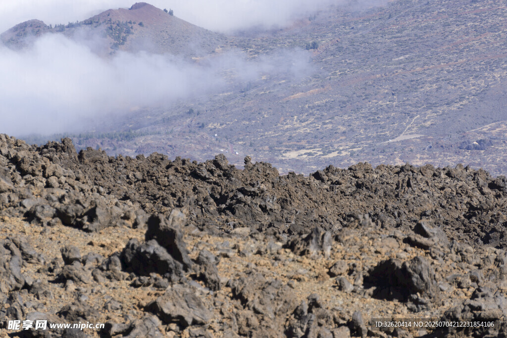 火山地貌景觀 云霧繚繞