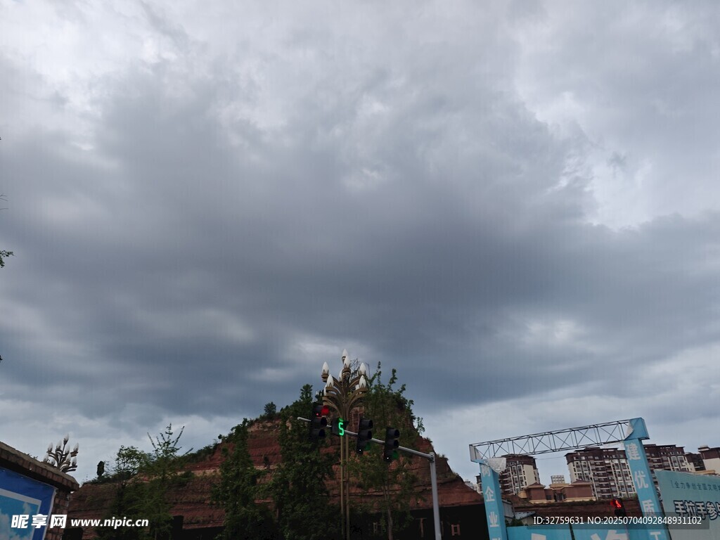 烏云下的多彩建筑景觀(guān)