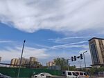 城市街景下的藍(lán)天白云