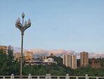 城市路燈與遠(yuǎn)處建筑景觀