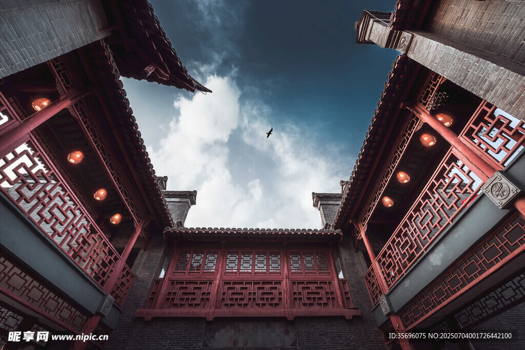 中式庭院建筑與藍(lán)天白云