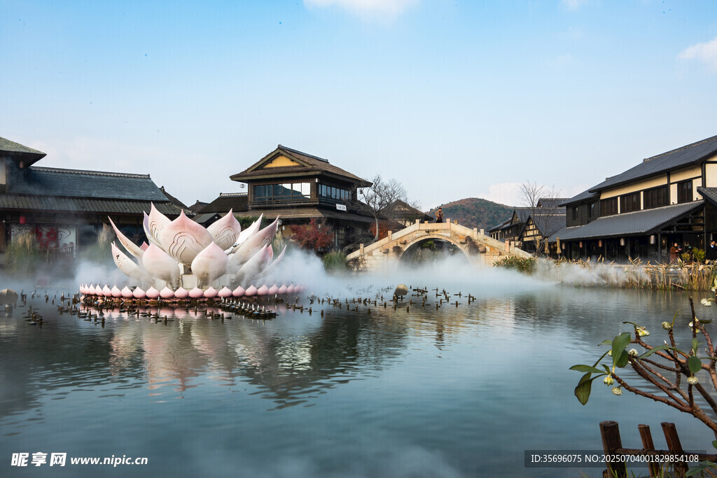 中式水鄉(xiāng)景觀中的蓮花噴泉