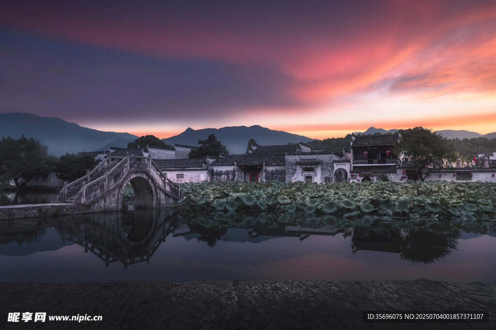 湖畔村落的絢麗黃昏美景