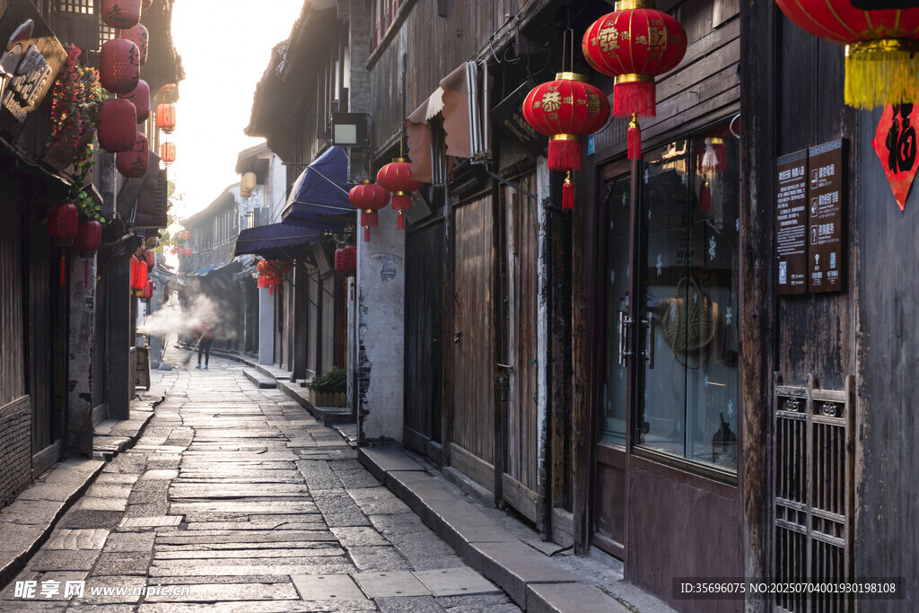 古巷紅燈籠裝點(diǎn)的靜謐街景