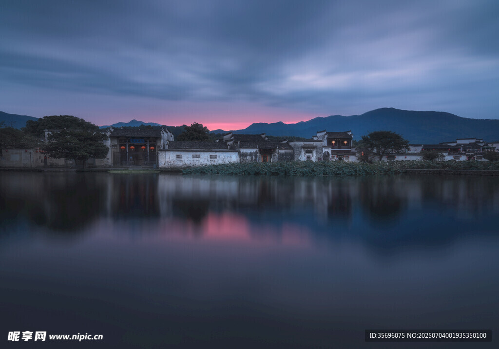 湖畔暮色美景