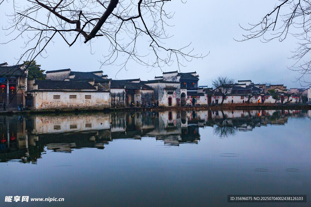 江南水鄉(xiāng)靜謐湖景倒影