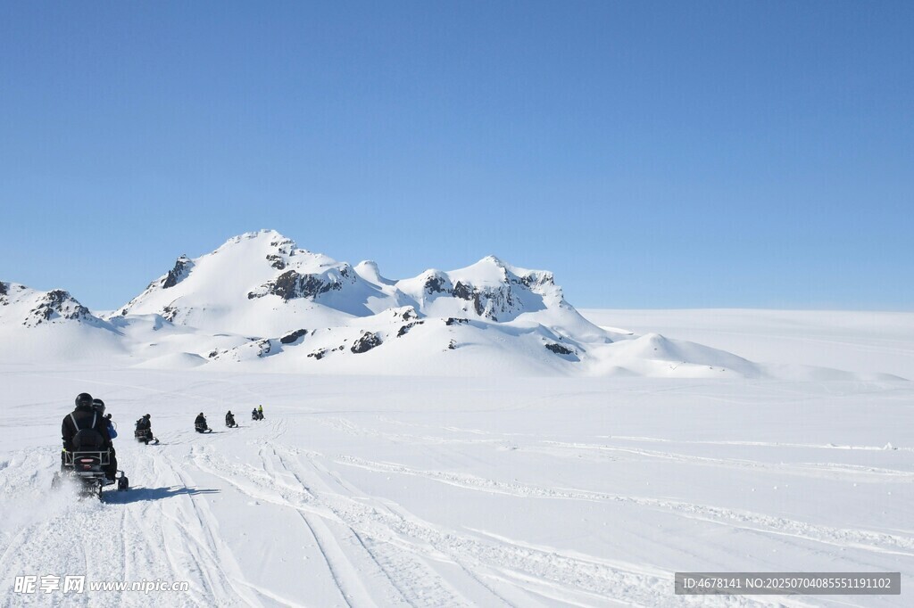 雪地徒步隊(duì)伍攀登雪山