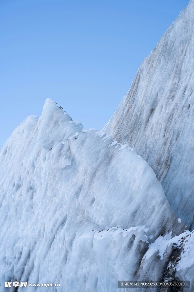 冰雪覆蓋的巍峨山峰