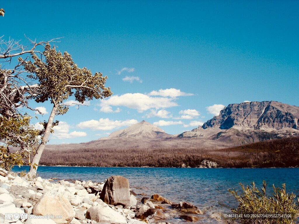 湖畔山景自然風(fēng)光秀麗