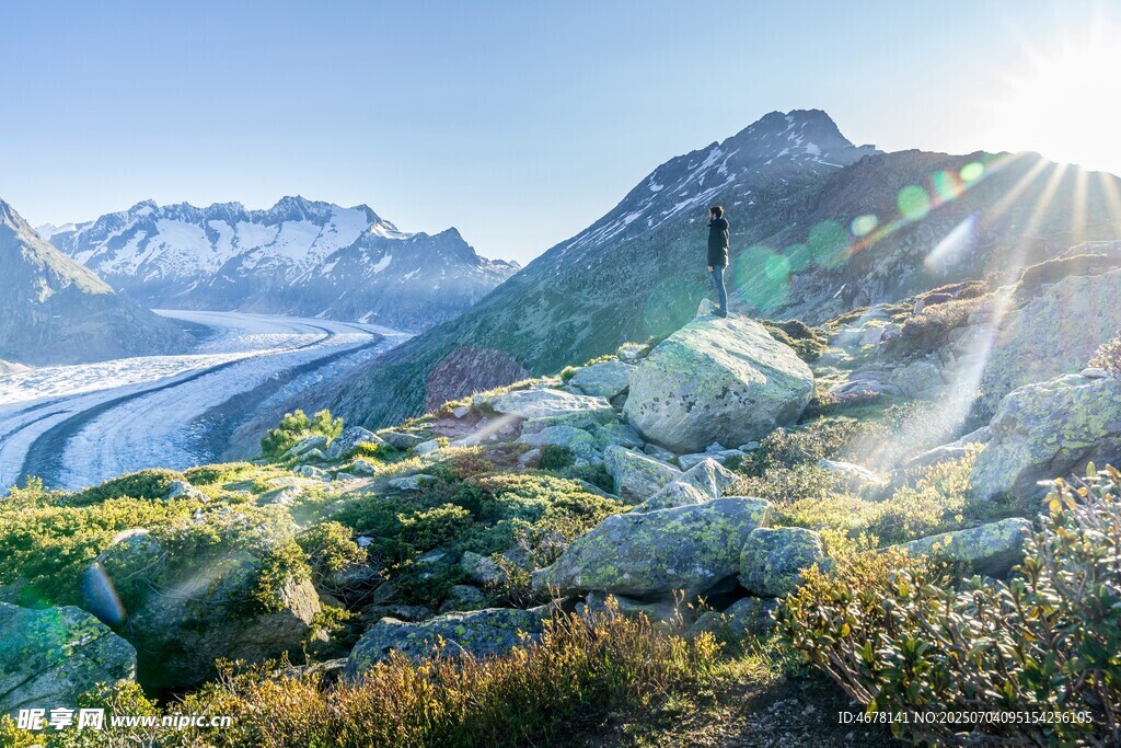 壯麗山景與陽(yáng)光照耀的冰川