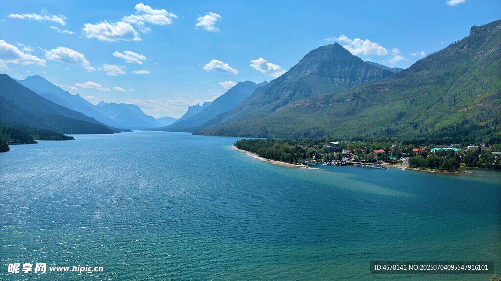 美麗湖景與連綿山脈