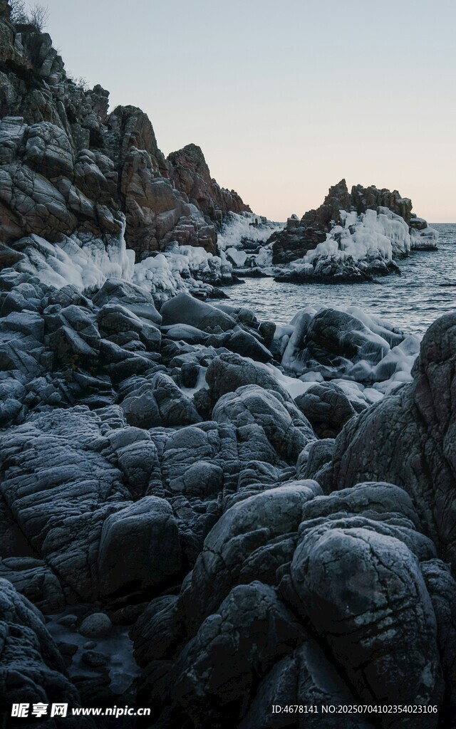海邊嶙峋礁石景觀