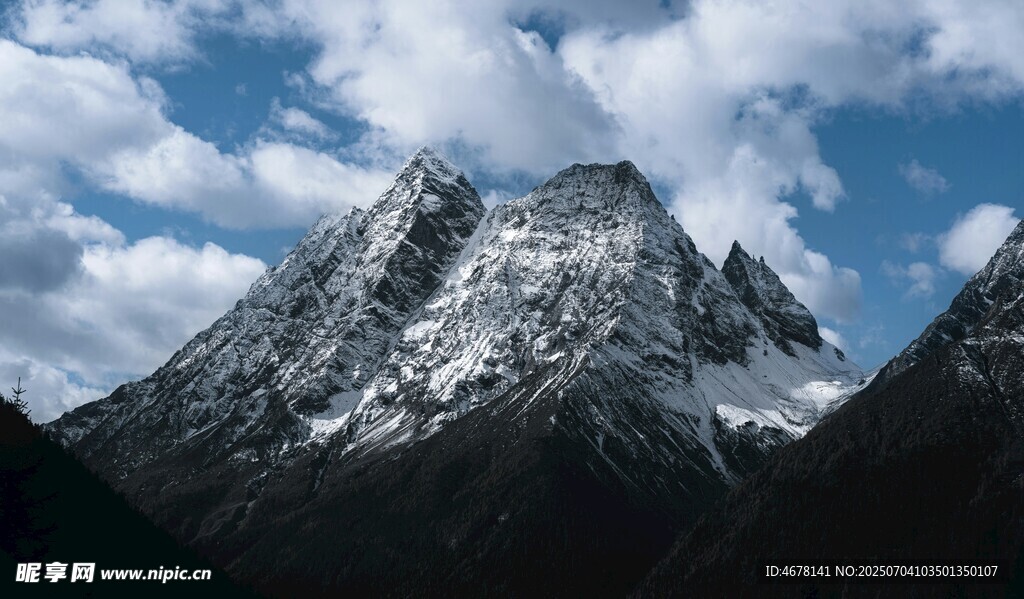 巍峨雪山映藍天