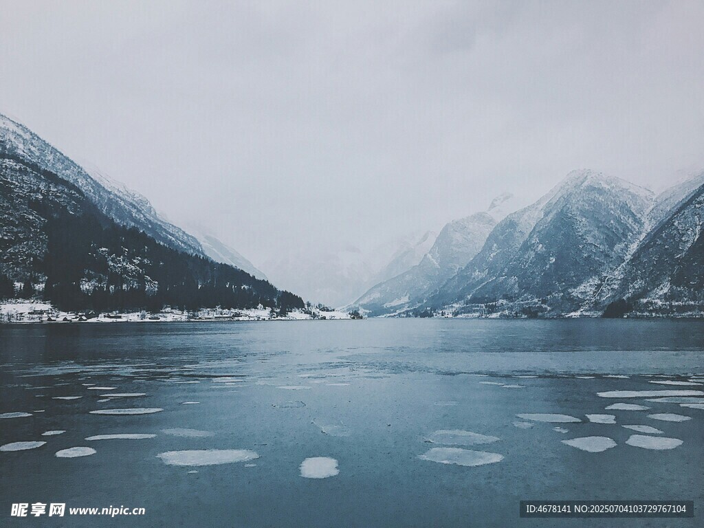 冰封山水間的靜謐美景