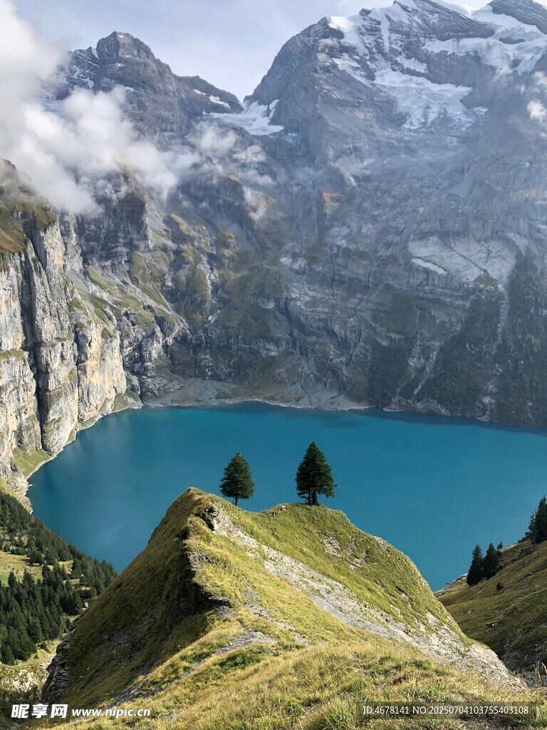 高山藍湖美景