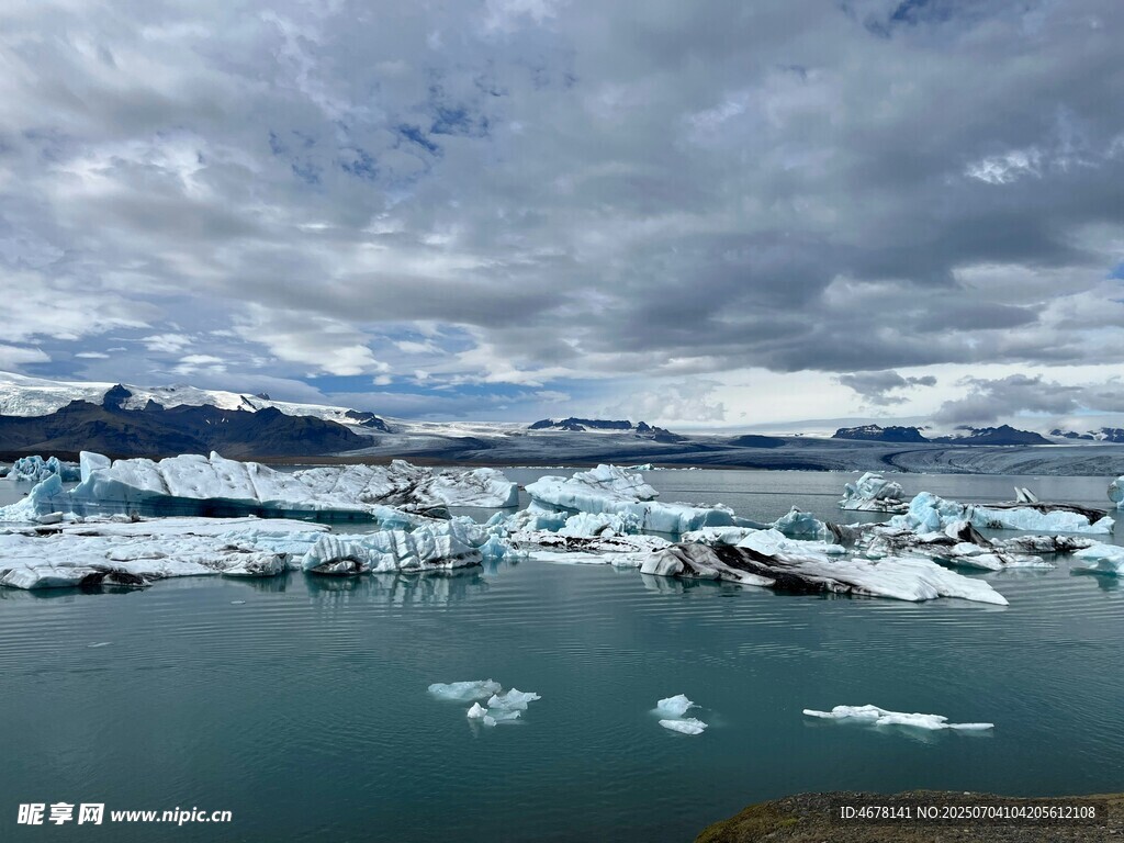 冰川湖中的漂浮冰塊