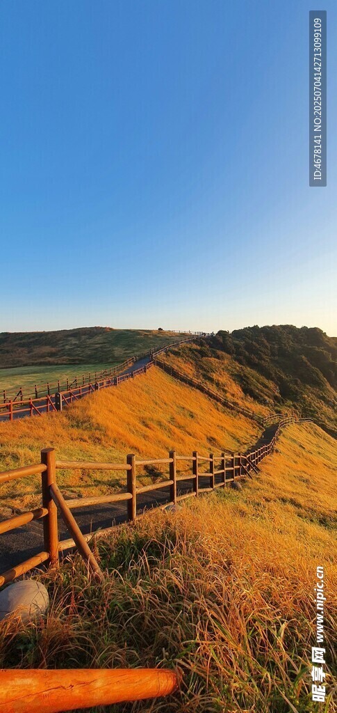 秋日田野木欄風(fēng)景