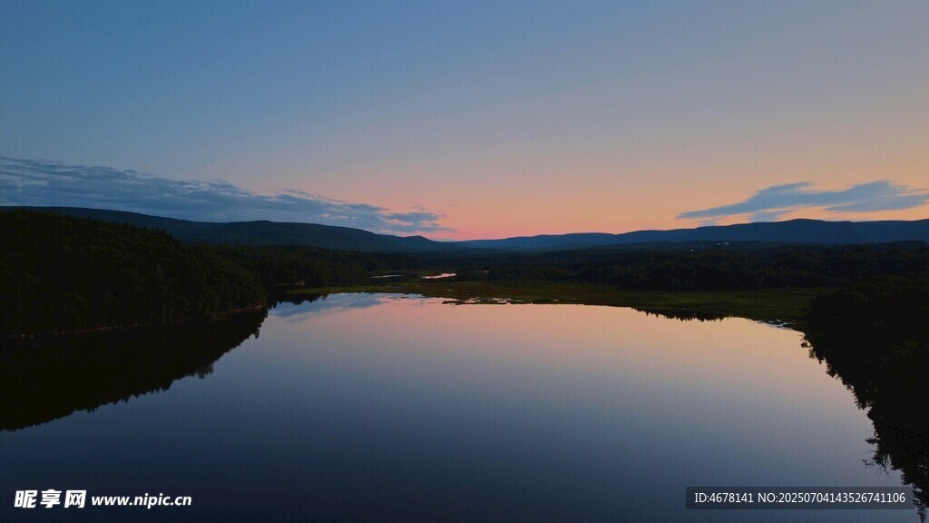 寧?kù)o湖畔的黃昏美景