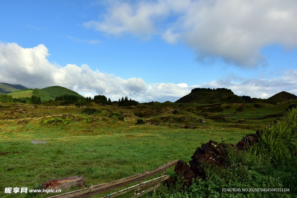 綠野藍(lán)天間的鄉(xiāng)村景致