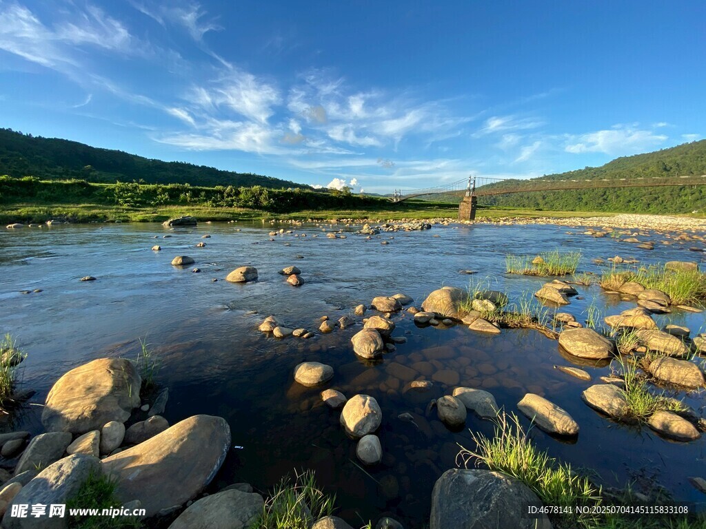 河畔美景石與山水的畫卷