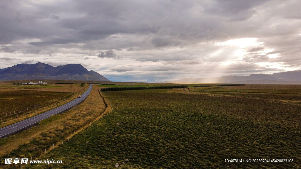 草原公路與遠(yuǎn)方山巒風(fēng)景