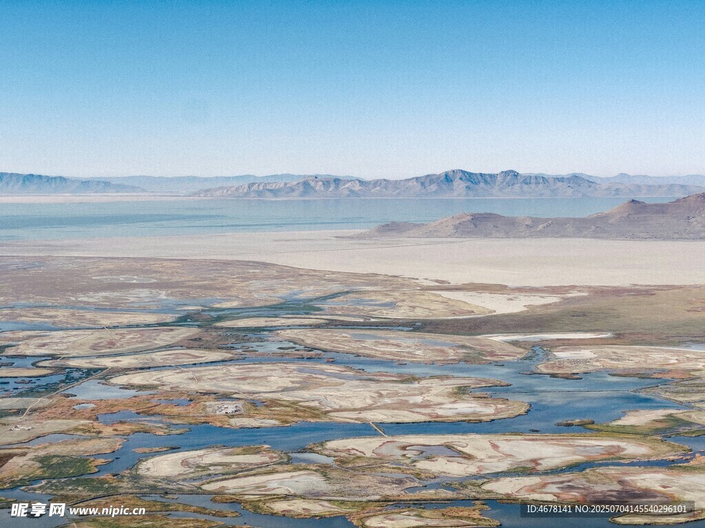 廣袤鹽湖景觀