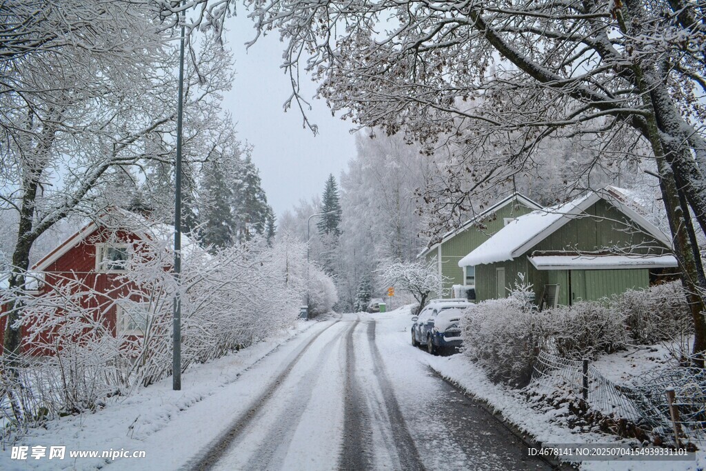 冬日雪中小路與屋景