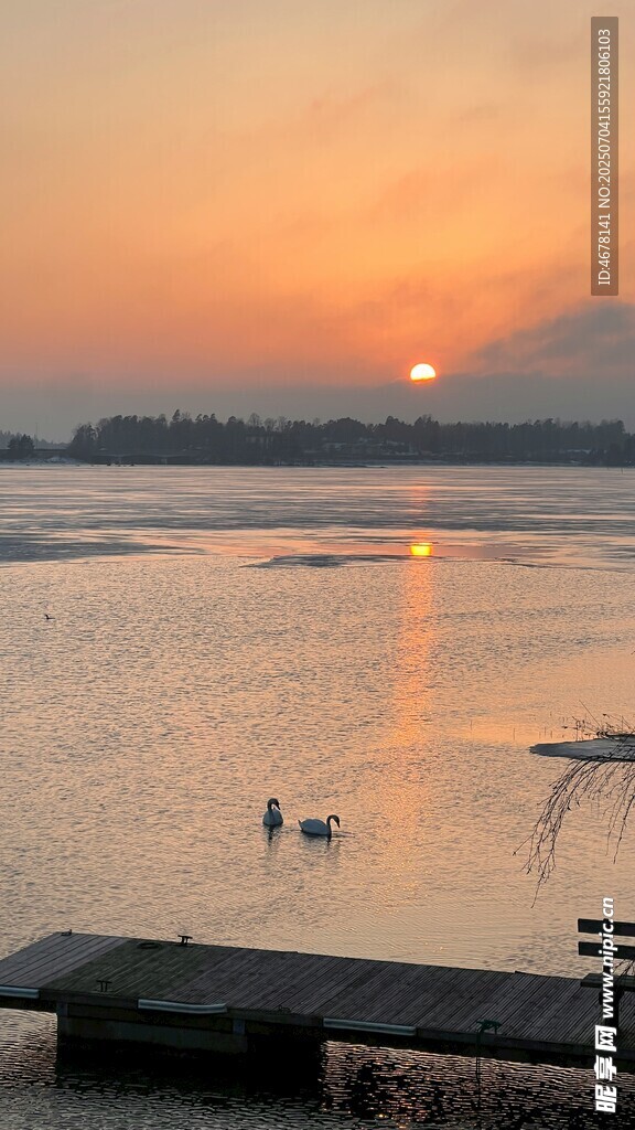 夕陽下的寧靜水面與行人