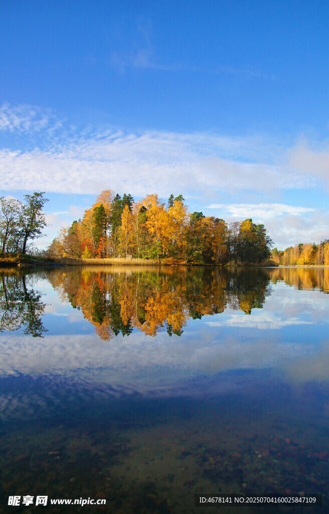 秋日湖畔美景