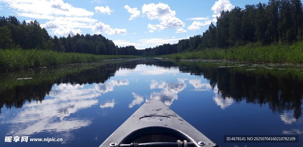 泛舟寧靜湖面賞自然美景