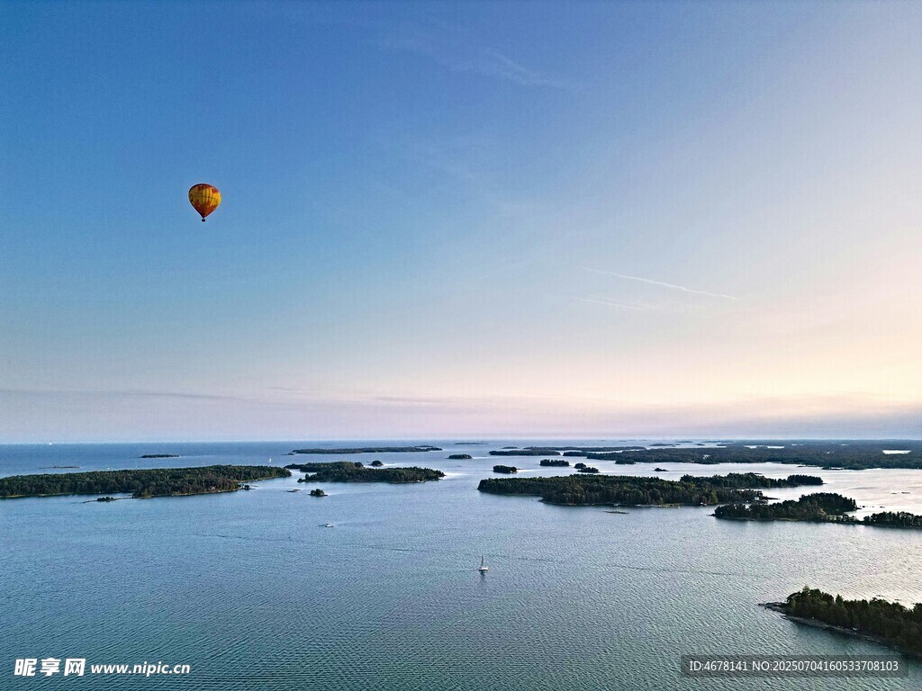 海上日出時(shí)的熱氣球景觀