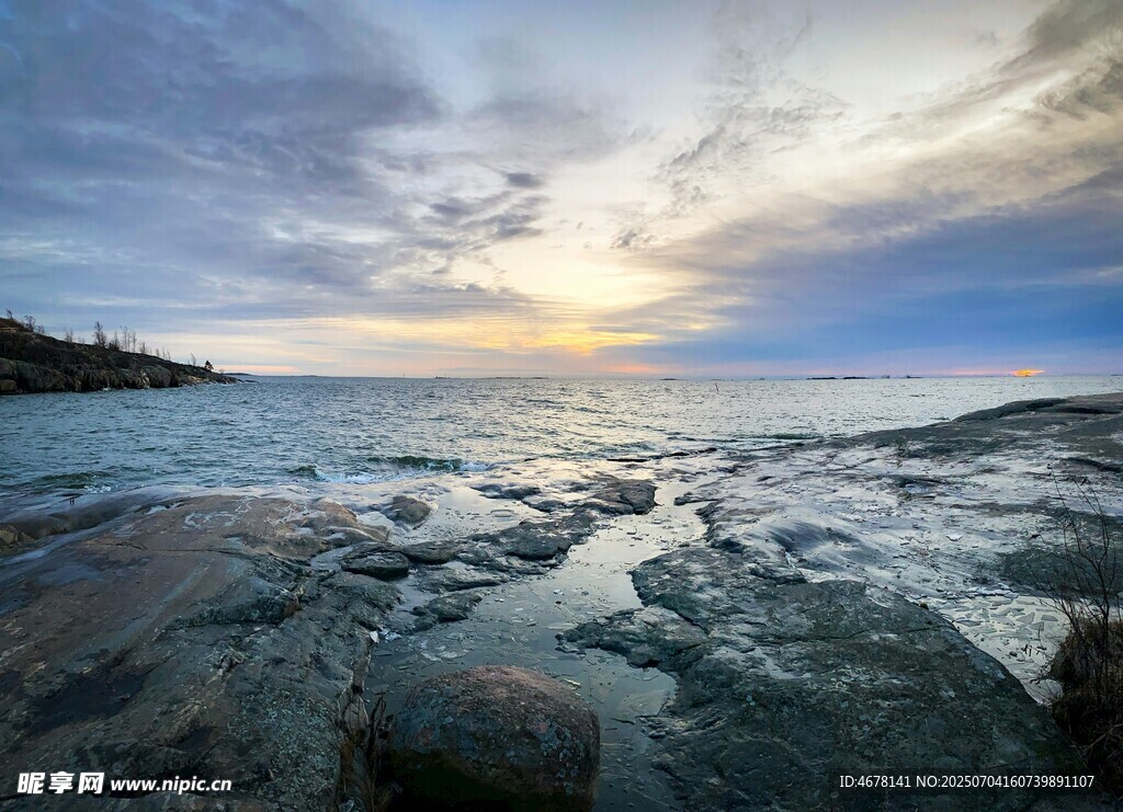 海邊日落時(shí)的礁石美景