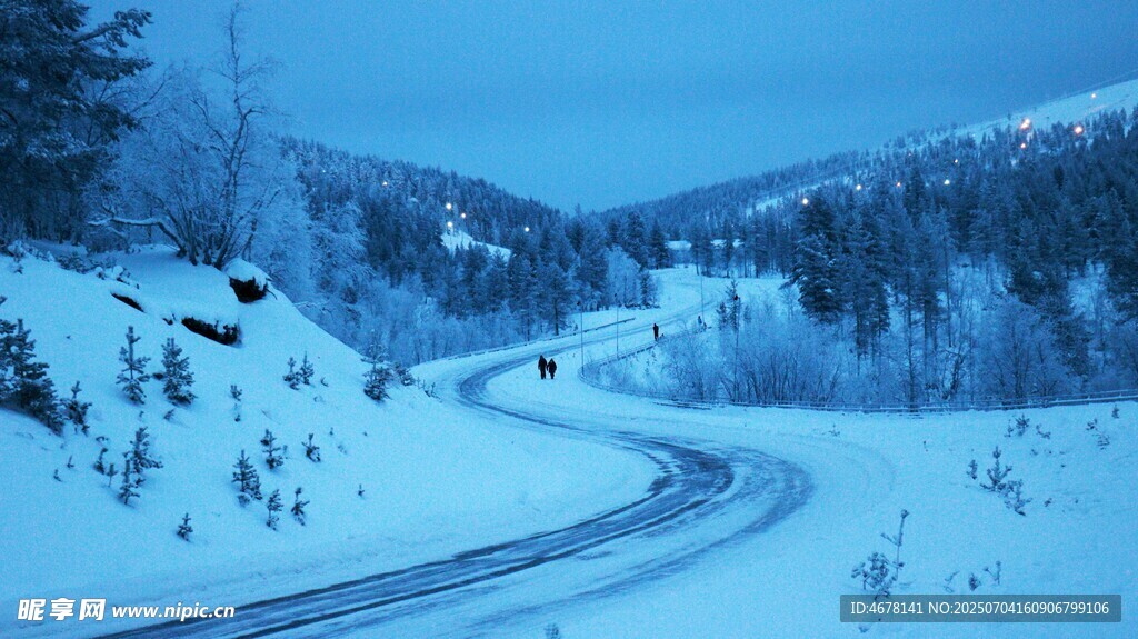 冬日蜿蜒雪路美景