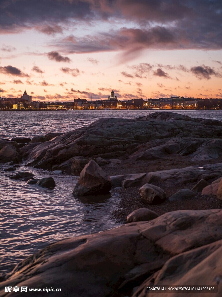 海邊日落時的礁石美景