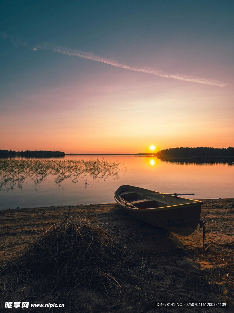 湖畔夕陽下的孤舟