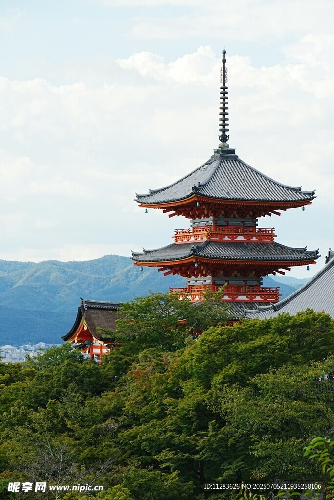 傳統(tǒng)塔樓與自然景觀