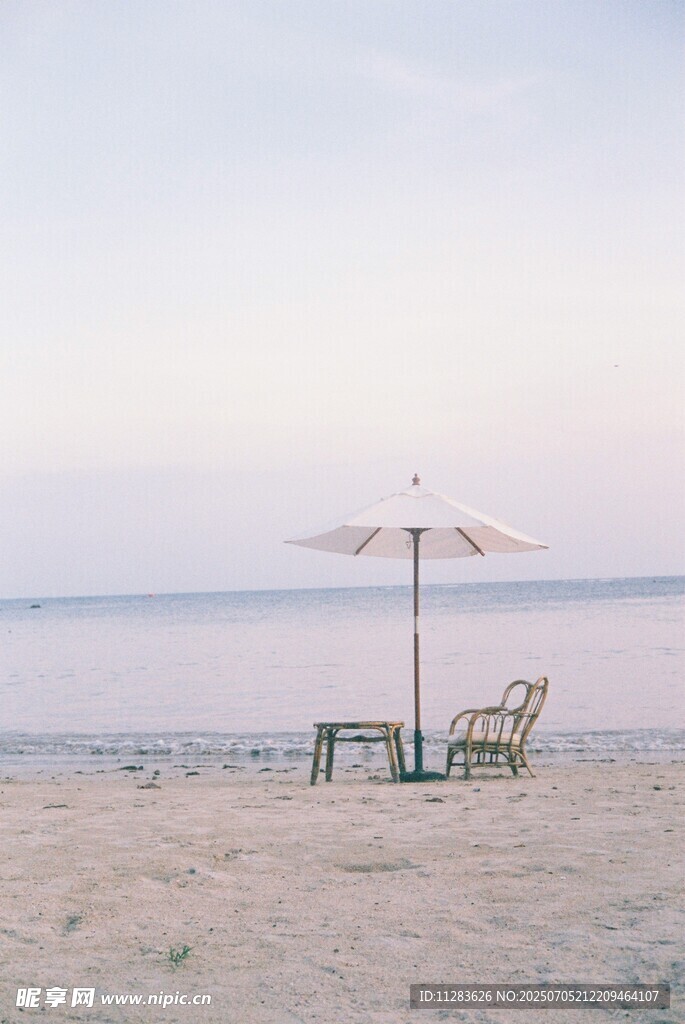 海邊沙灘上的休閑座椅