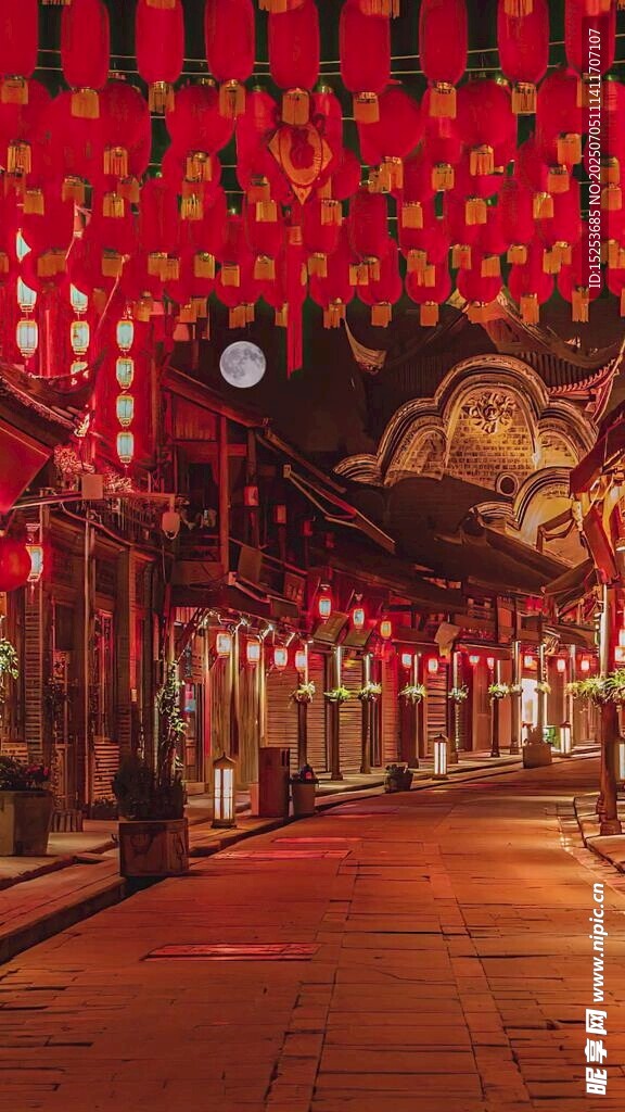 古街紅燈籠營造迷人夜景