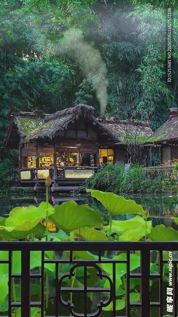中式庭院荷塘邊的靜謐小屋