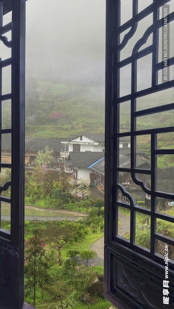 透過窗欞賞山間景致