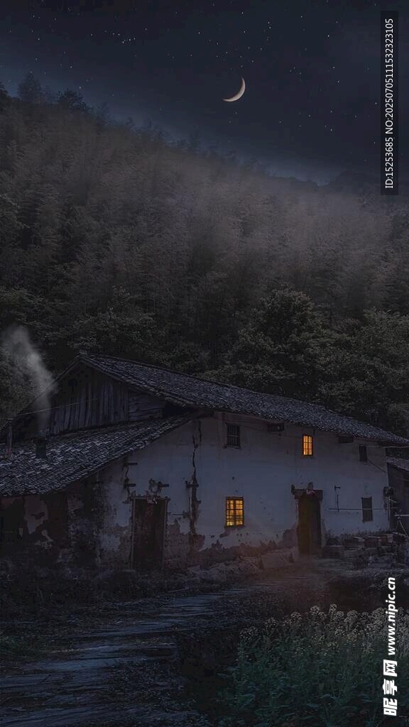 山村月夜下的靜謐小屋