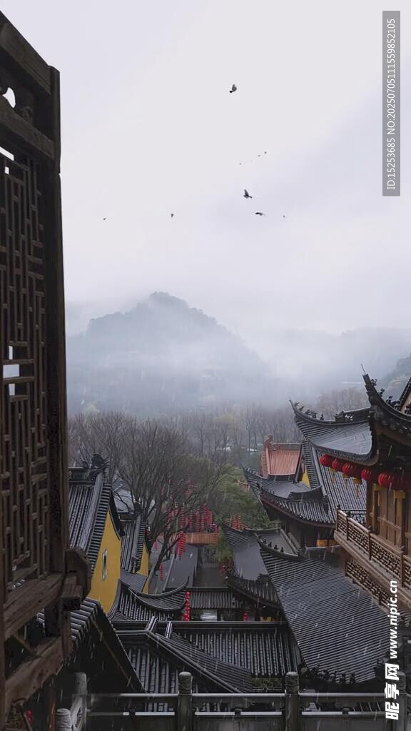 古城樓閣霧靄中的中式景致