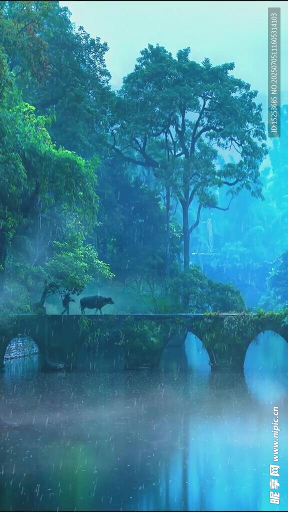 霧中古橋映碧水青山