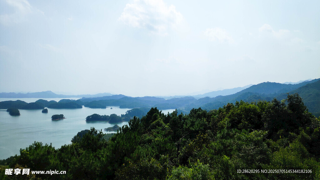 湖光山色中的蔥郁景致