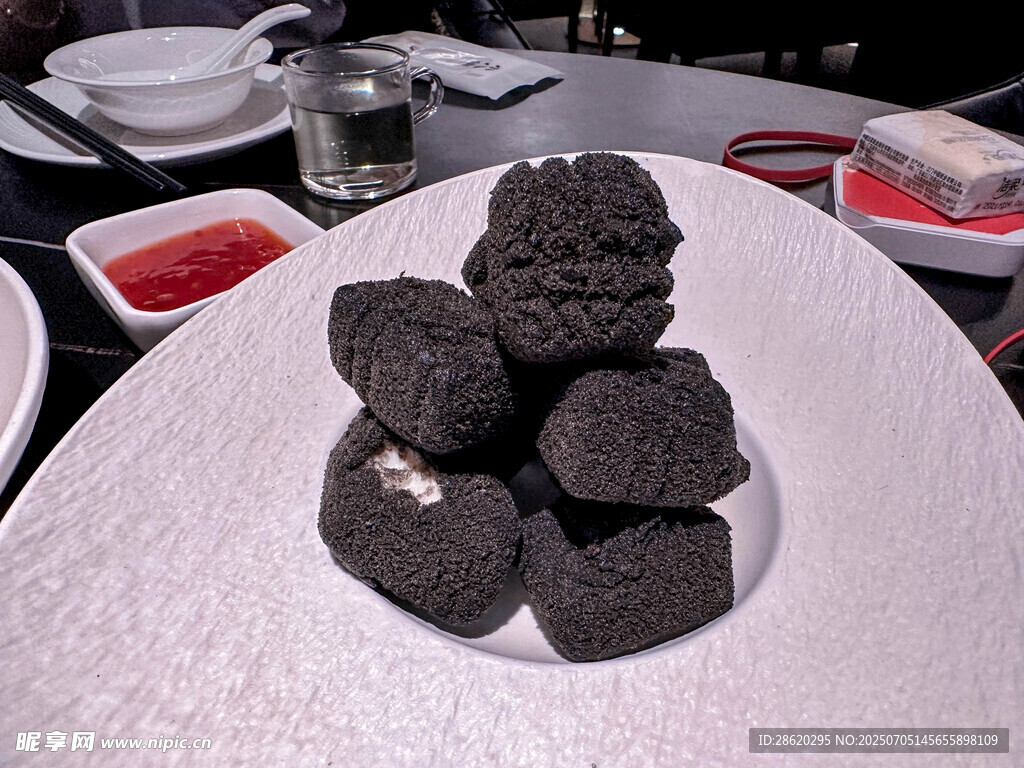 黑色創(chuàng)意糕點黑金一口酥豆腐
