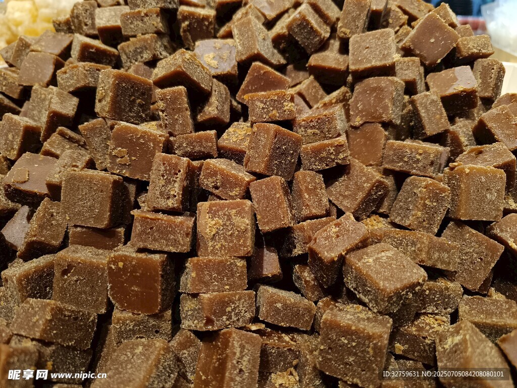 堆積的棕色塊狀物