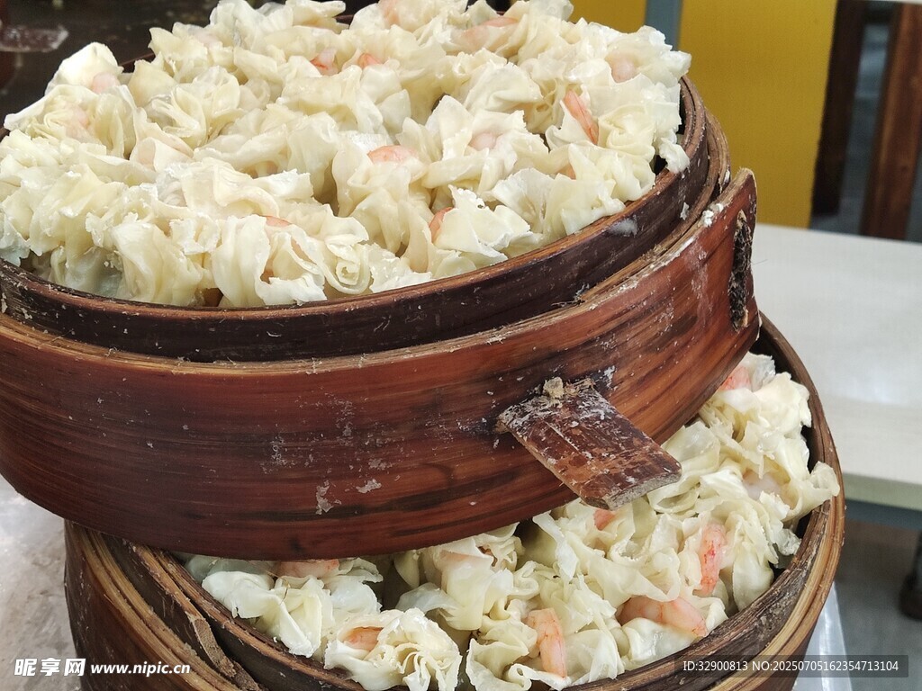 蒸籠里的美味餃子